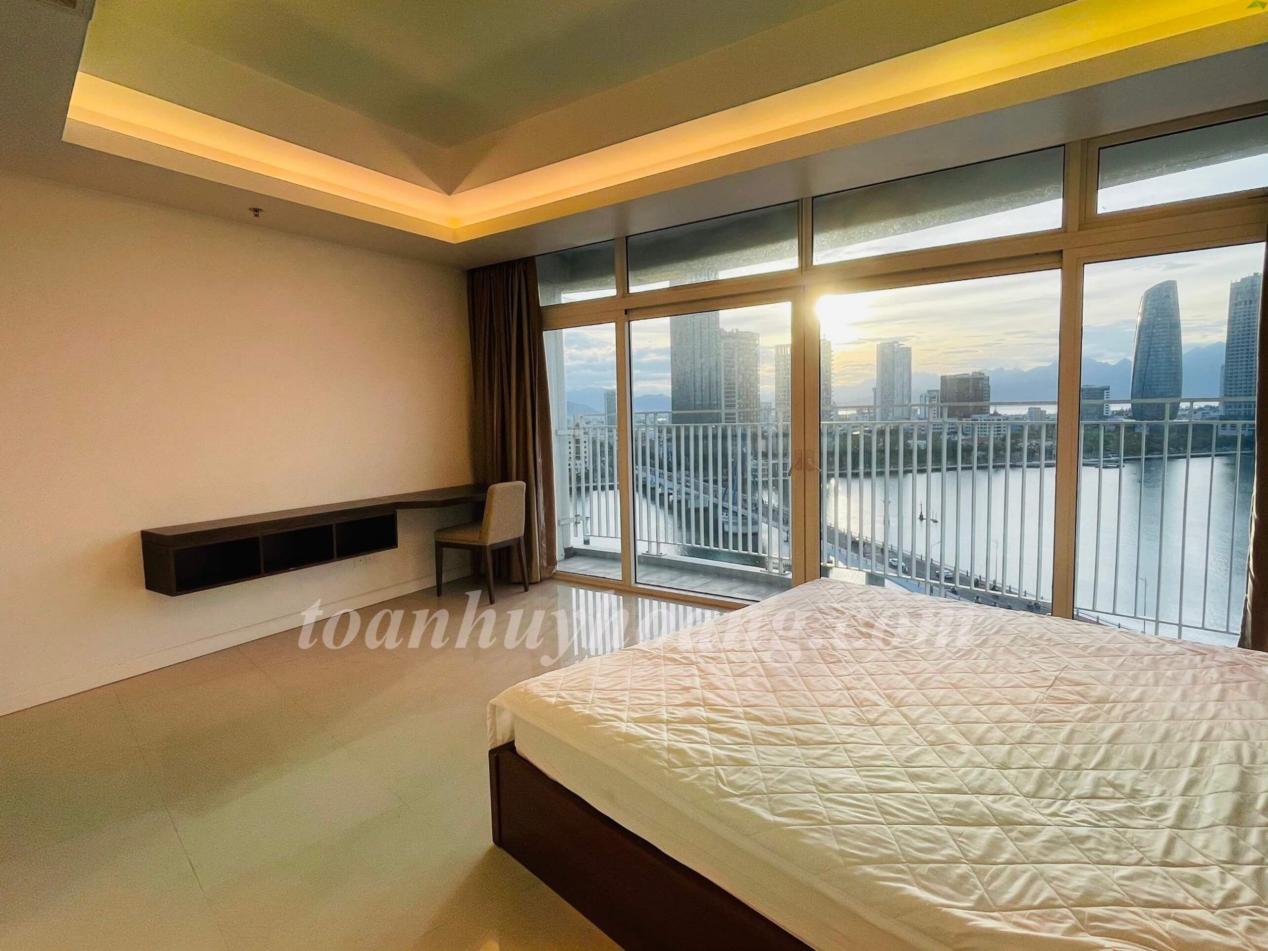 Gorgeous 3 Bedroom Apartment Served Breathtaking View of the River For Rent