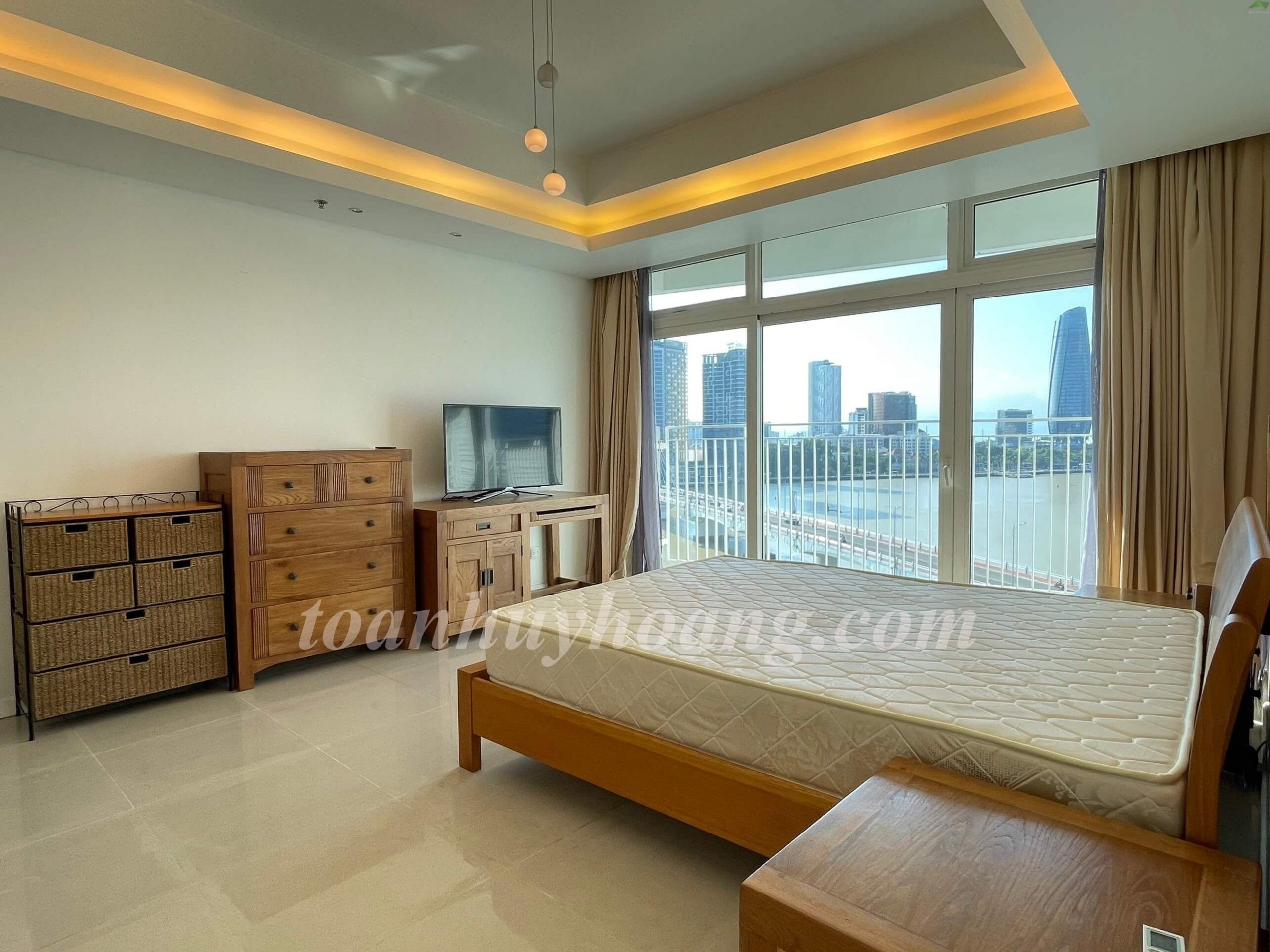 peaceful-living-with-uninterrupted-water-front-views-in-azura-building