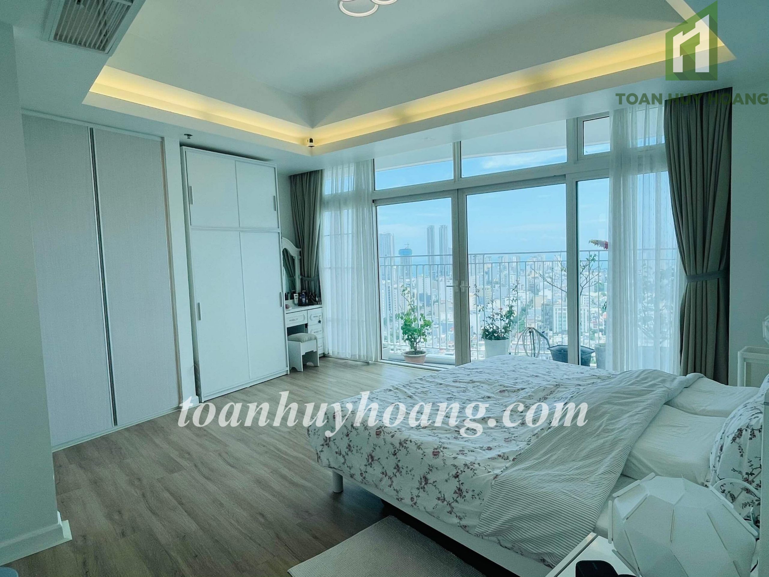 Huge 2 Bedroom Apartment With Massive Living Room| Panoramic View
